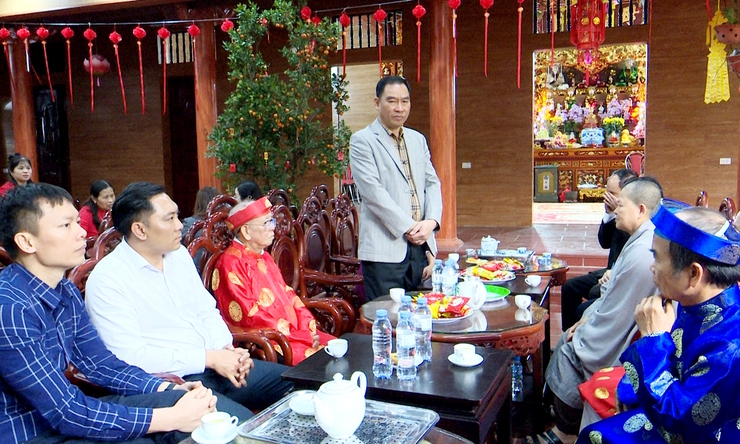 Bí thư Đảng ủy xã Thượng Phúc tặng hoa chúc mừng Hội làng Triều Đông- Ảnh 2.