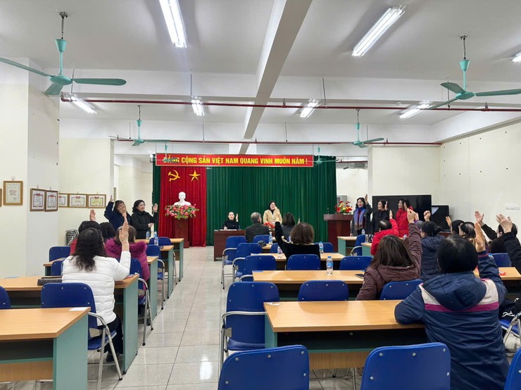 Phụ nữ phường Long Biên tích cực tham gia hỗ trợ công tác bầu cử đại biểu Quốc hội khoá XVI và bầu cử Hội đồng nhân dân các cấp, nhiệm kỳ 2026 - 2031- Ảnh 2.