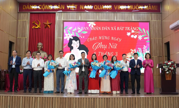 Cơ quan UBND xã Bát Tràng gặp mặt nữ cán bộ, công chức, viên chức, người lao động nhân dịp 8-3- Ảnh 1.