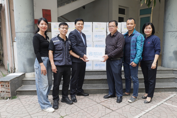 WHO hỗ trợ Hà Nội 1000 lít hóa chất diệt côn trùng- Ảnh 1.