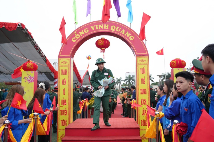 Rộn ràng Ngày hội tòng quân 2026 tại điểm giao quân Thanh Oai – Tự hào 64 tân binh Hòa Xá hang hái lên đường- Ảnh 9.