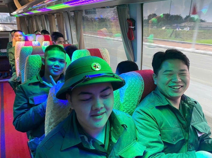 Rộn ràng Ngày hội tòng quân 2026 tại điểm giao quân Thanh Oai – Tự hào 64 tân binh Hòa Xá hang hái lên đường- Ảnh 7.