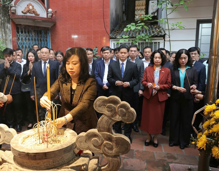 TRANG TRỌNG LỄ DÂNG HƯƠNG TẠI Y MIẾU THĂNG LONG 
NHÂN RẰM THÁNG GIÊNG NĂM BÍNH NGỌ 2026
- Ảnh 4.