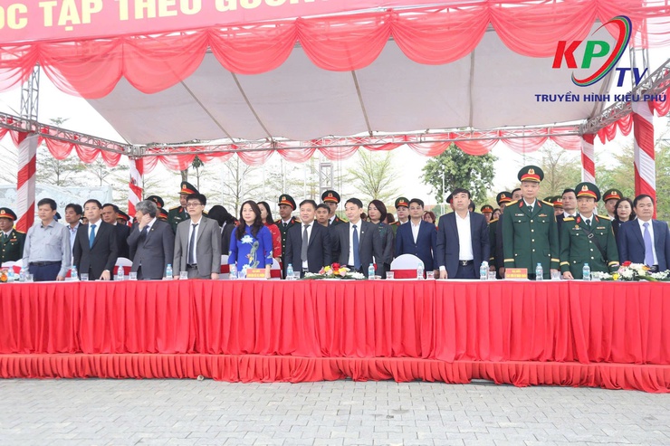 Xã Kiều Phú cùng với các địa phương hoàn thành công tác giao quân tập trung năm 2026, tại Quảng trường Trạng Bùng- Phùng Khắc Khoan xã Thạch Thất thành phố Hà Nội- Ảnh 2.