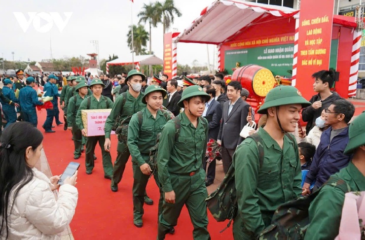 Thanh niên phường Từ Liêm hăng hái lên đường thực hiện nghĩa vụ quân sự và nghĩa vụ tham gia Công an nhân dân năm 2026- Ảnh 7.