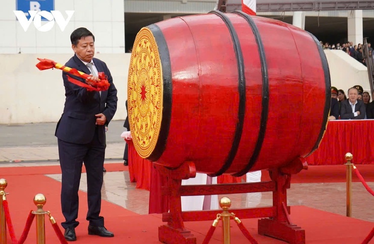 Thanh niên phường Từ Liêm hăng hái lên đường thực hiện nghĩa vụ quân sự và nghĩa vụ tham gia Công an nhân dân năm 2026- Ảnh 4.