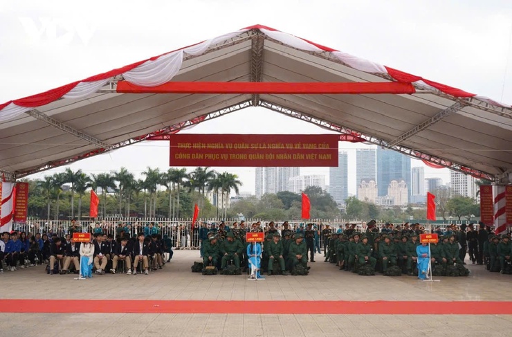 Thanh niên phường Từ Liêm hăng hái lên đường thực hiện nghĩa vụ quân sự và nghĩa vụ tham gia Công an nhân dân năm 2026- Ảnh 1.