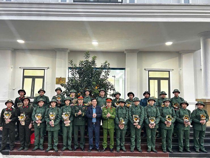 Phường Xuân Đỉnh tham gia Lễ giao nhận quân tại điểm giao quân số 5 của Thành phố- Ảnh 2.