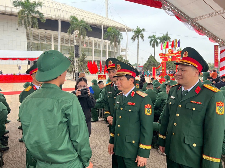 Thanh niên phường Từ Liêm hăng hái lên đường thực hiện nghĩa vụ quân sự và nghĩa vụ tham gia Công an nhân dân năm 2026- Ảnh 5.