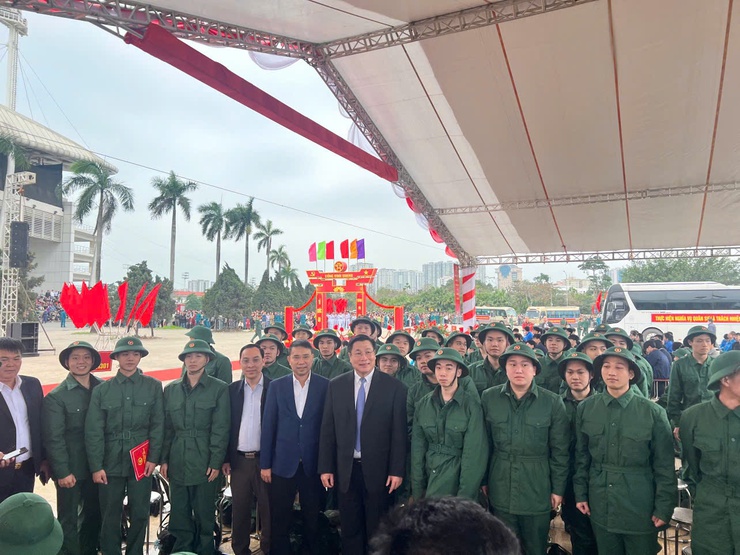 Thanh niên phường Từ Liêm hăng hái lên đường thực hiện nghĩa vụ quân sự và nghĩa vụ tham gia Công an nhân dân năm 2026- Ảnh 3.