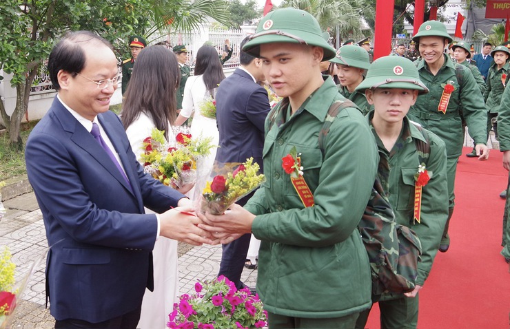 Thanh niên phường Phúc Lợi hăng hái lên đường nhập ngũ- Ảnh 1.