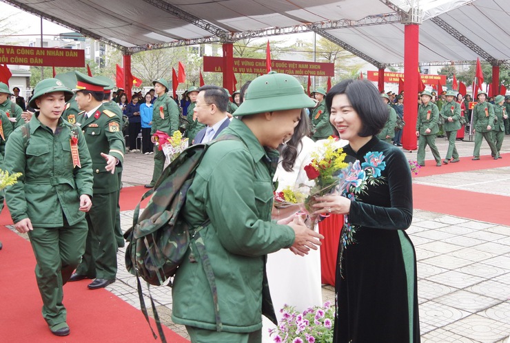 Thanh niên phường Phúc Lợi hăng hái lên đường nhập ngũ- Ảnh 2.