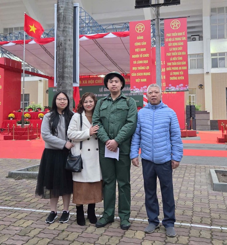 Thanh niên Phường Ô Chợ Dừa hăng hái lên đường nhập ngũ năm 2026- Ảnh 5.