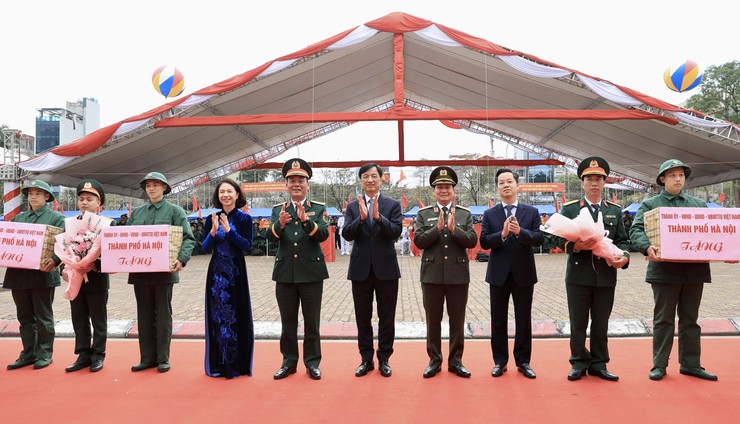 Thanh niên Phường Ô Chợ Dừa hăng hái lên đường nhập ngũ năm 2026- Ảnh 2.