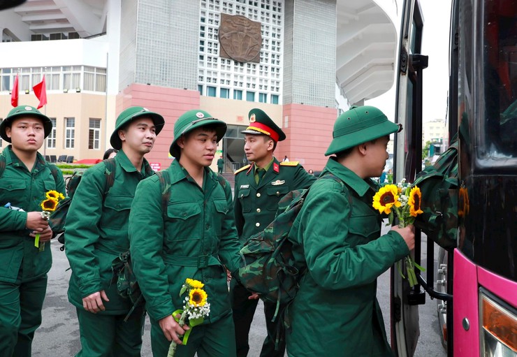 Thanh niên Phường Ô Chợ Dừa hăng hái lên đường nhập ngũ năm 2026- Ảnh 4.