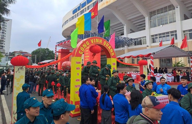 Thanh niên Phường Ô Chợ Dừa hăng hái lên đường nhập ngũ năm 2026- Ảnh 3.