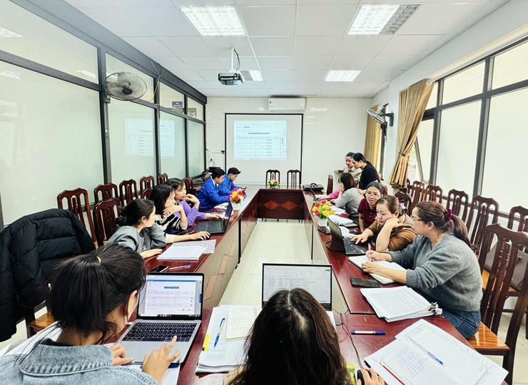 Trạm Y tế xã Xuân Mai triển khai đợt cao điểm chiến dịch 90 ngày chuẩn hoá dữ liệu hồ sơ sức khoẻ điện tử- Ảnh 1.