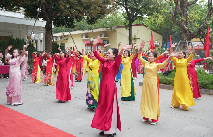 MÍT TINH KỶ NIỆM 116 NĂM NGÀY QUỐC TẾ PHỤ NỮ 8/3 VÀ KỶ NIỆM 1986 NĂM KHỞI NGHĨA HAI BÀ TRƯNG, PHỤ NỮ XÃ MỸ ĐỨC PHÁT HUY TRUYỀN THỐNG, VỮNG TIN BƯỚC VÀO KỶ NGUYÊN MỚI- Ảnh 11.