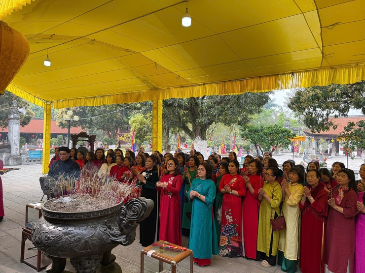 Hội Liên hiệp phụ nữ phường Long Biên tổ chức dâng tại Đền thờ Hai Bà - Ảnh 1.