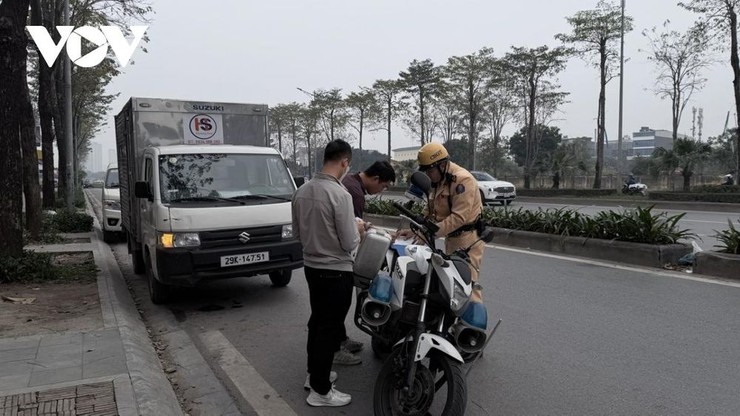 Hà Nội lập chốt xử lý xe tải chiếm đường Phạm Tu sau phản ánh của Báo điện tử TNVN
- Ảnh 2.