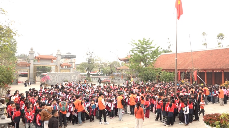 Thầy và trò Trường tiểu học Thanh Mai và Trường tiểu học Phương Trung 1 - xã Thanh Oai dâng hương tại Nhà lưu niệm Bác Hồ xã Mỹ Đức- Ảnh 1.