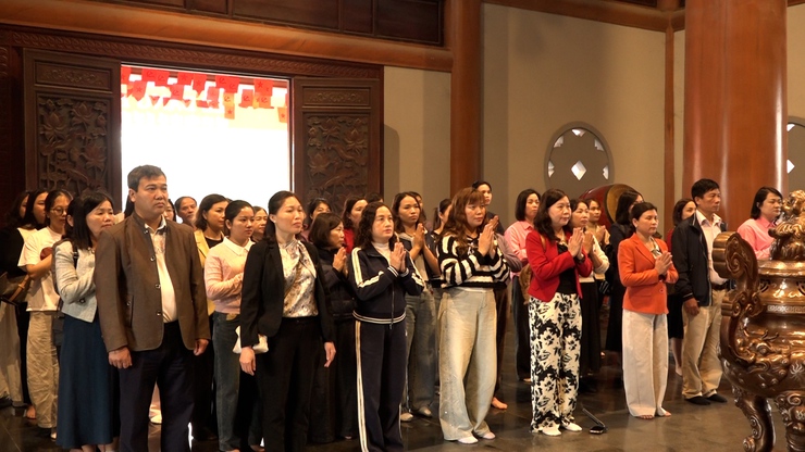 Thầy và trò Trường tiểu học Thanh Mai và Trường tiểu học Phương Trung 1 - xã Thanh Oai dâng hương tại Nhà lưu niệm Bác Hồ xã Mỹ Đức- Ảnh 2.