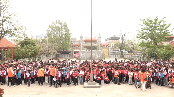 Thầy và trò Trường tiểu học Thanh Mai và Trường tiểu học Phương Trung 1 - xã Thanh Oai dâng hương tại Nhà lưu niệm Bác Hồ xã Mỹ Đức- Ảnh 3.