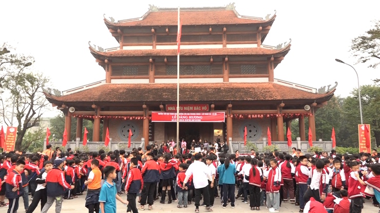 Thầy và trò Trường tiểu học Thanh Mai và Trường tiểu học Phương Trung 1 - xã Thanh Oai dâng hương tại Nhà lưu niệm Bác Hồ xã Mỹ Đức- Ảnh 6.