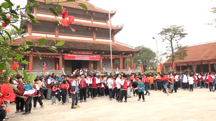 Thầy và trò Trường tiểu học Thanh Mai và Trường tiểu học Phương Trung 1 - xã Thanh Oai dâng hương tại Nhà lưu niệm Bác Hồ xã Mỹ Đức- Ảnh 7.