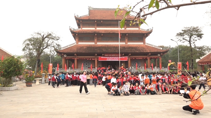 Thầy và trò Trường tiểu học Thanh Mai và Trường tiểu học Phương Trung 1 - xã Thanh Oai dâng hương tại Nhà lưu niệm Bác Hồ xã Mỹ Đức- Ảnh 9.