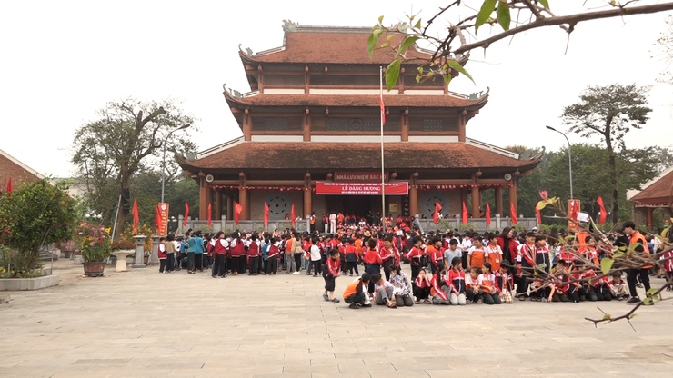 Thầy và trò Trường tiểu học Thanh Mai và Trường tiểu học Phương Trung 1 - xã Thanh Oai dâng hương tại Nhà lưu niệm Bác Hồ xã Mỹ Đức- Ảnh 10.