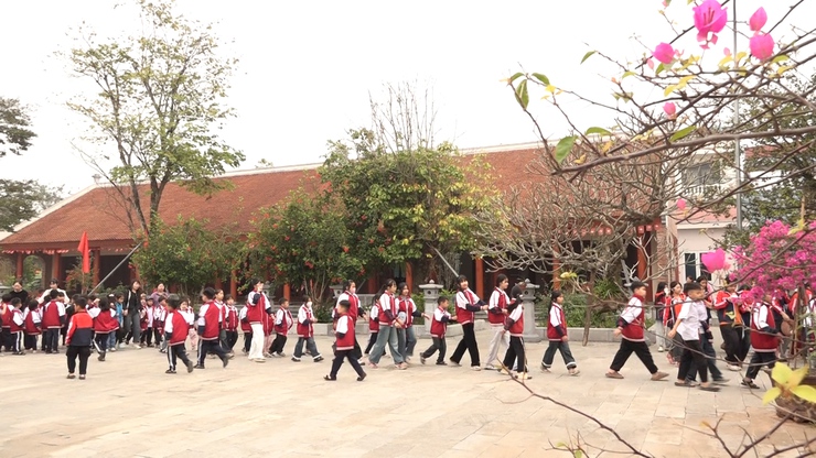 Thầy và trò Trường tiểu học Thanh Mai và Trường tiểu học Phương Trung 1 - xã Thanh Oai dâng hương tại Nhà lưu niệm Bác Hồ xã Mỹ Đức- Ảnh 11.