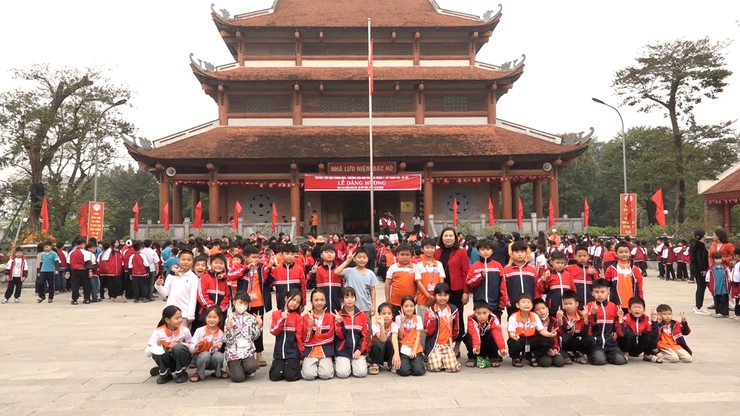 Thầy và trò Trường tiểu học Thanh Mai và Trường tiểu học Phương Trung 1 - xã Thanh Oai dâng hương tại Nhà lưu niệm Bác Hồ xã Mỹ Đức- Ảnh 12.