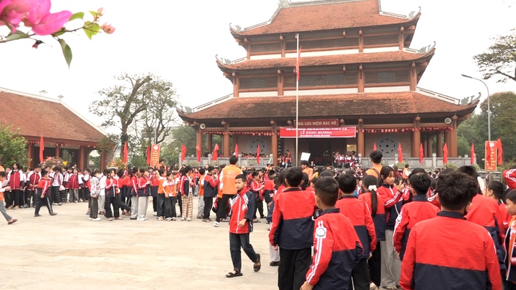 Thầy và trò Trường tiểu học Thanh Mai và Trường tiểu học Phương Trung 1 - xã Thanh Oai dâng hương tại Nhà lưu niệm Bác Hồ xã Mỹ Đức- Ảnh 13.