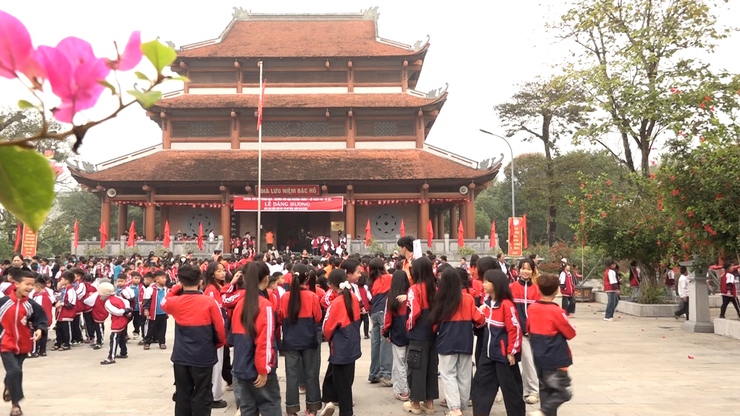 Thầy và trò Trường tiểu học Thanh Mai và Trường tiểu học Phương Trung 1 - xã Thanh Oai dâng hương tại Nhà lưu niệm Bác Hồ xã Mỹ Đức- Ảnh 14.