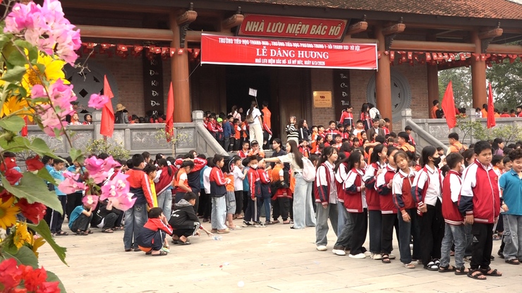 Thầy và trò Trường tiểu học Thanh Mai và Trường tiểu học Phương Trung 1 - xã Thanh Oai dâng hương tại Nhà lưu niệm Bác Hồ xã Mỹ Đức- Ảnh 15.