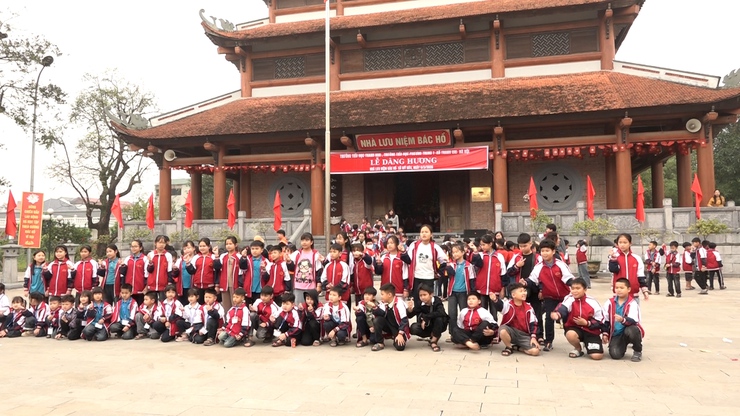 Thầy và trò Trường tiểu học Thanh Mai và Trường tiểu học Phương Trung 1 - xã Thanh Oai dâng hương tại Nhà lưu niệm Bác Hồ xã Mỹ Đức- Ảnh 16.