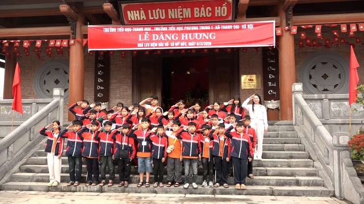 Thầy và trò Trường tiểu học Thanh Mai và Trường tiểu học Phương Trung 1 - xã Thanh Oai dâng hương tại Nhà lưu niệm Bác Hồ xã Mỹ Đức- Ảnh 17.