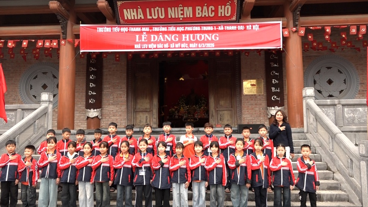 Thầy và trò Trường tiểu học Thanh Mai và Trường tiểu học Phương Trung 1 - xã Thanh Oai dâng hương tại Nhà lưu niệm Bác Hồ xã Mỹ Đức- Ảnh 18.