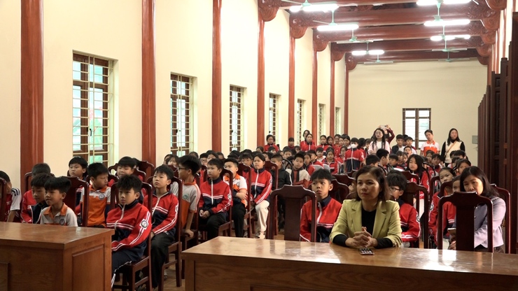 Thầy và trò Trường tiểu học Thanh Mai và Trường tiểu học Phương Trung 1 - xã Thanh Oai dâng hương tại Nhà lưu niệm Bác Hồ xã Mỹ Đức- Ảnh 19.