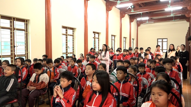 Thầy và trò Trường tiểu học Thanh Mai và Trường tiểu học Phương Trung 1 - xã Thanh Oai dâng hương tại Nhà lưu niệm Bác Hồ xã Mỹ Đức- Ảnh 20.