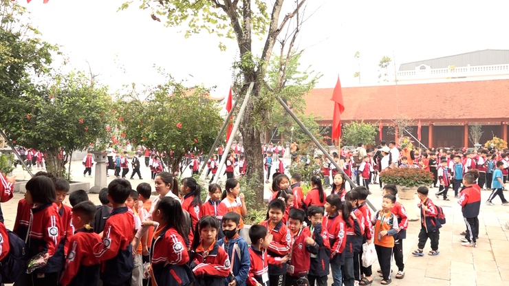 Thầy và trò Trường tiểu học Thanh Mai và Trường tiểu học Phương Trung 1 - xã Thanh Oai dâng hương tại Nhà lưu niệm Bác Hồ xã Mỹ Đức- Ảnh 21.