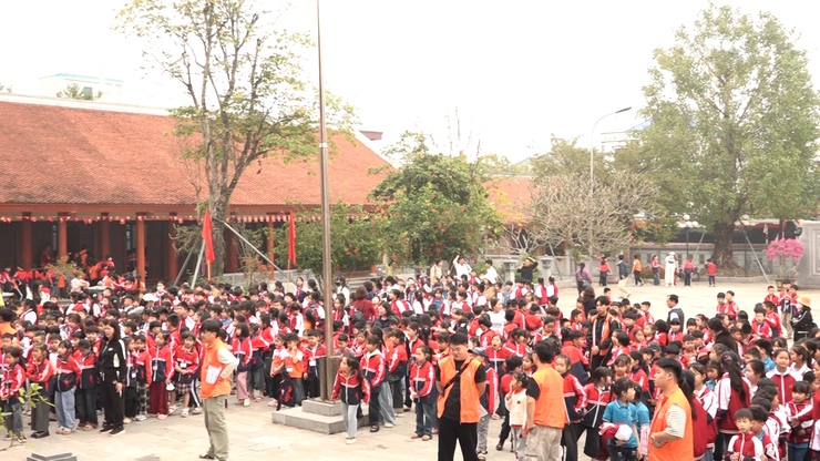 Thầy và trò Trường tiểu học Thanh Mai và Trường tiểu học Phương Trung 1 - xã Thanh Oai dâng hương tại Nhà lưu niệm Bác Hồ xã Mỹ Đức- Ảnh 22.