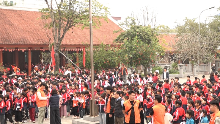 Thầy và trò Trường tiểu học Thanh Mai và Trường tiểu học Phương Trung 1 - xã Thanh Oai dâng hương tại Nhà lưu niệm Bác Hồ xã Mỹ Đức- Ảnh 23.