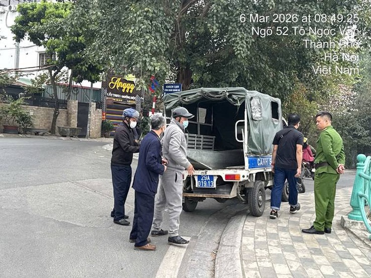 Tây Hồ ra quân ngăn chặn, xử lý vi phạm, đảm bảo vệ sinh môi trường, trật tự khu vực hồ Tây- Ảnh 2.