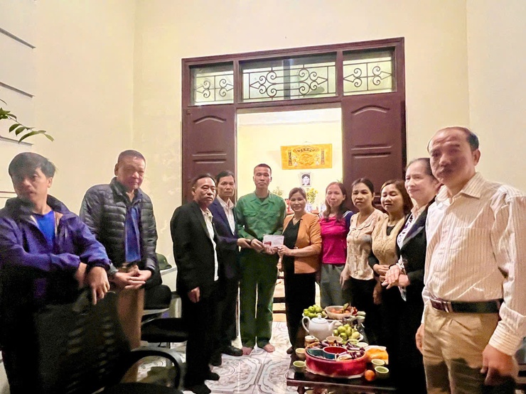 Thôn Cổ Điển A và thôn Cổ Điển B: Thăm hỏi, tặng quà động viên tân binh lên đường nhập ngũ năm 2026- Ảnh 2.