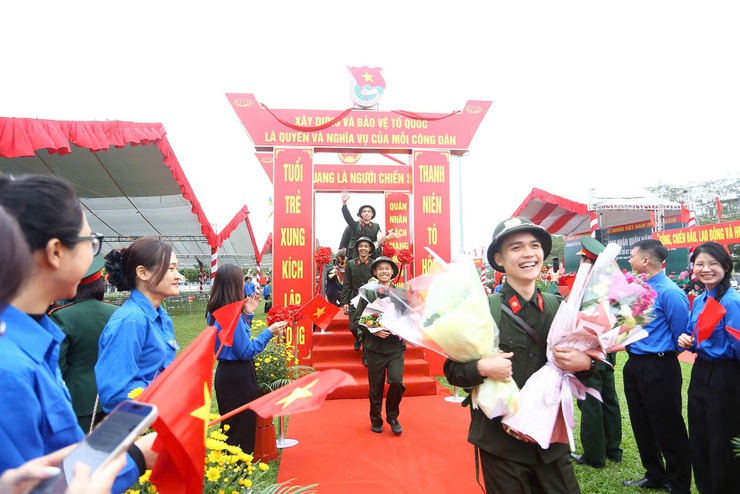 Hơn 700 tân binh tại Điểm giao nhận quân số 7 chính thức bước qua "cổng vinh quang"- Ảnh 9.