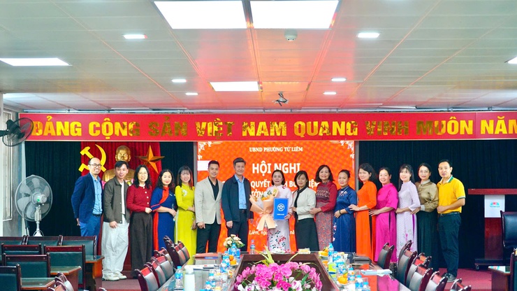 UBND phường Từ Liêm công bố các quyết định bổ nhiệm và bổ nhiệm lại cán bộ quản lý trường học

- Ảnh 1.