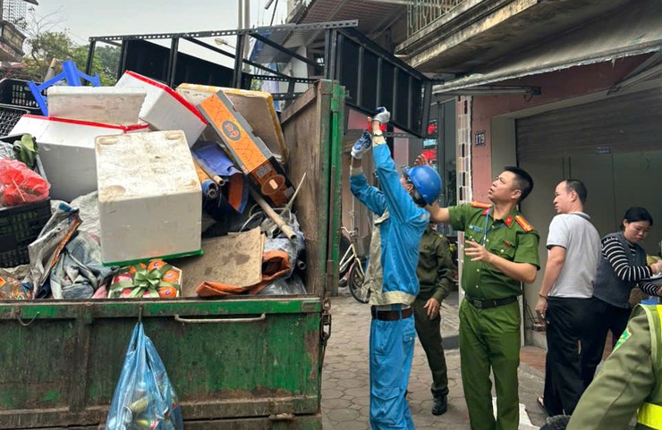 Xã Bát Tràng ra quân lập lại trật tự đô thị khu vực Chợ Bún- Ảnh 1.