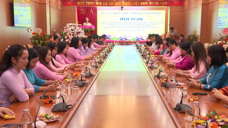 Thanh Trì tôn vinh nữ cán bộ, viên chức, LĐHĐ nhân kỷ niệm 116 năm Ngày 8/3- Ảnh 4.